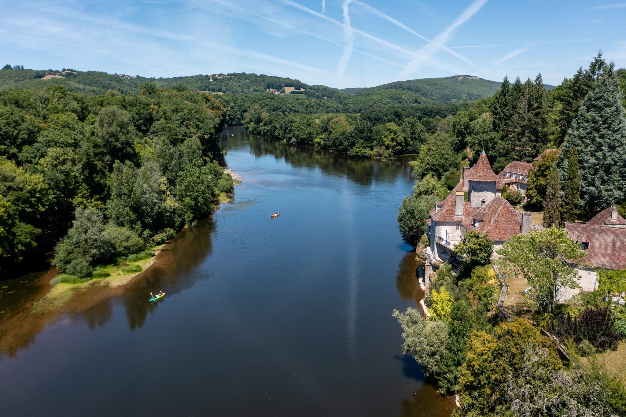 Rivière Dordogne avec maisons traditionnelles et forêt verdoyante, Hôtel Restaurant à Souillac, Maison Borrèze