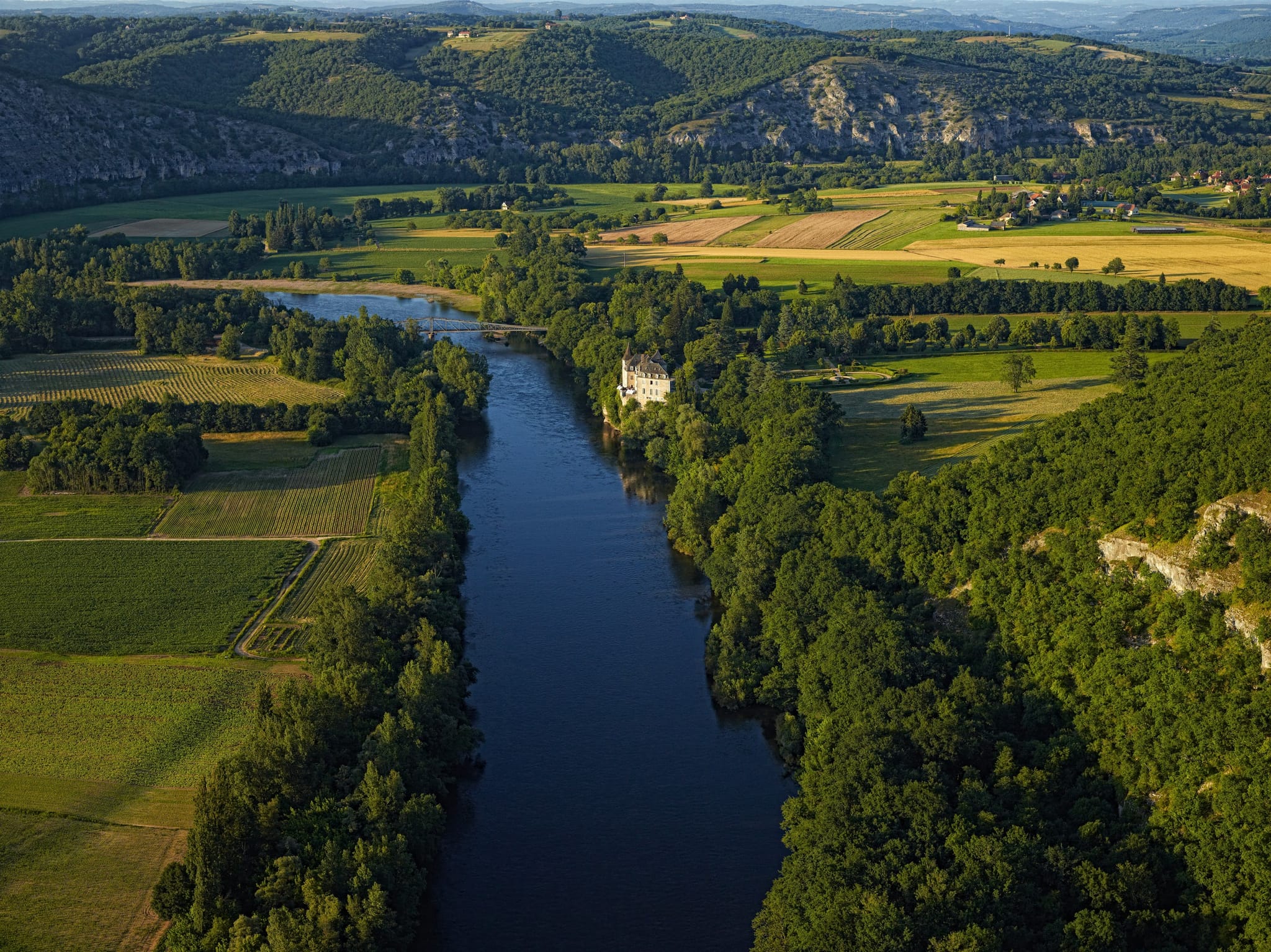 Vue aérienne rivière entourée de champs et collines, Hôtel Restaurant à Souillac, Maison Borrèze