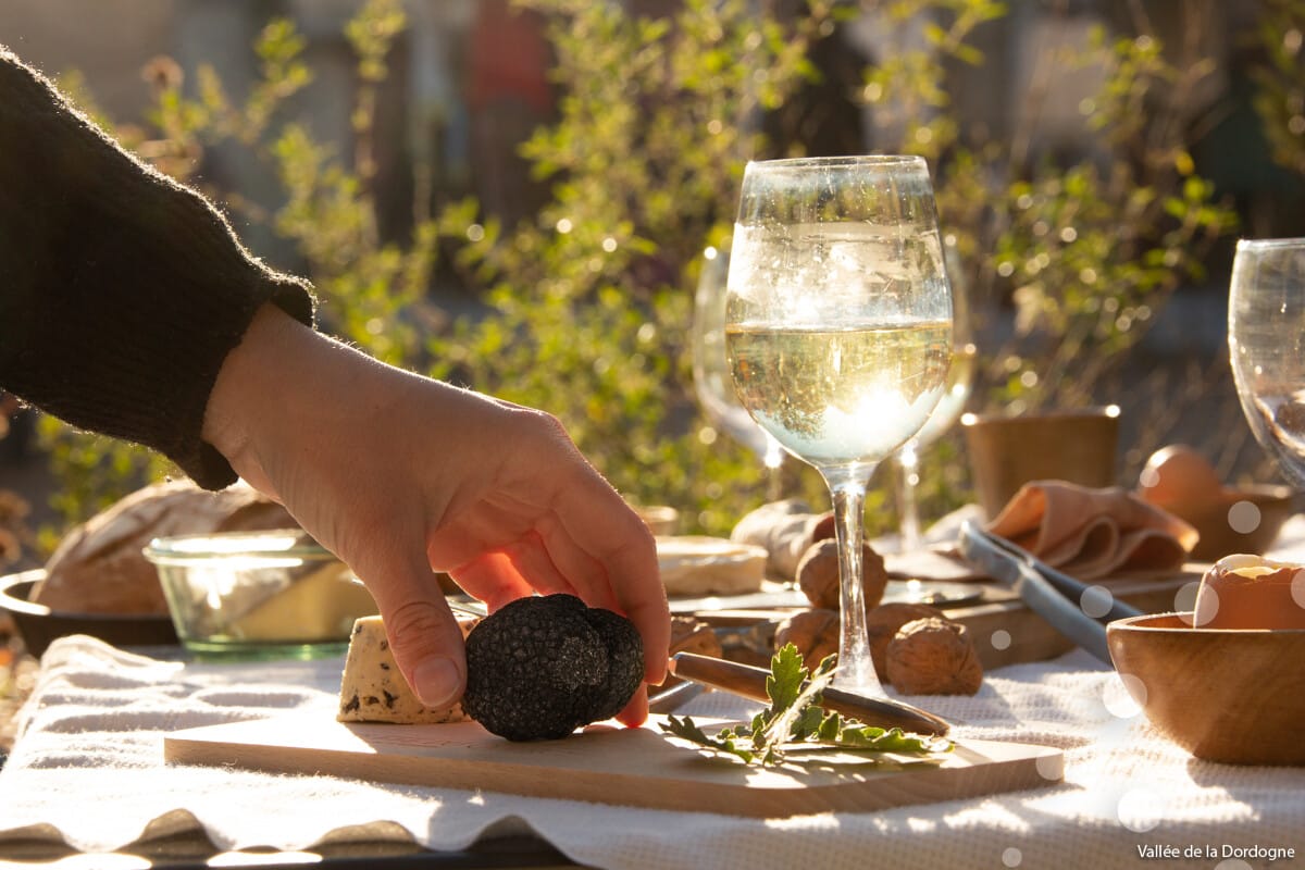 Plaisir culinaire avec vin et truffe au soleil, Hôtel de charme dans le Lot, Maison Borrèze