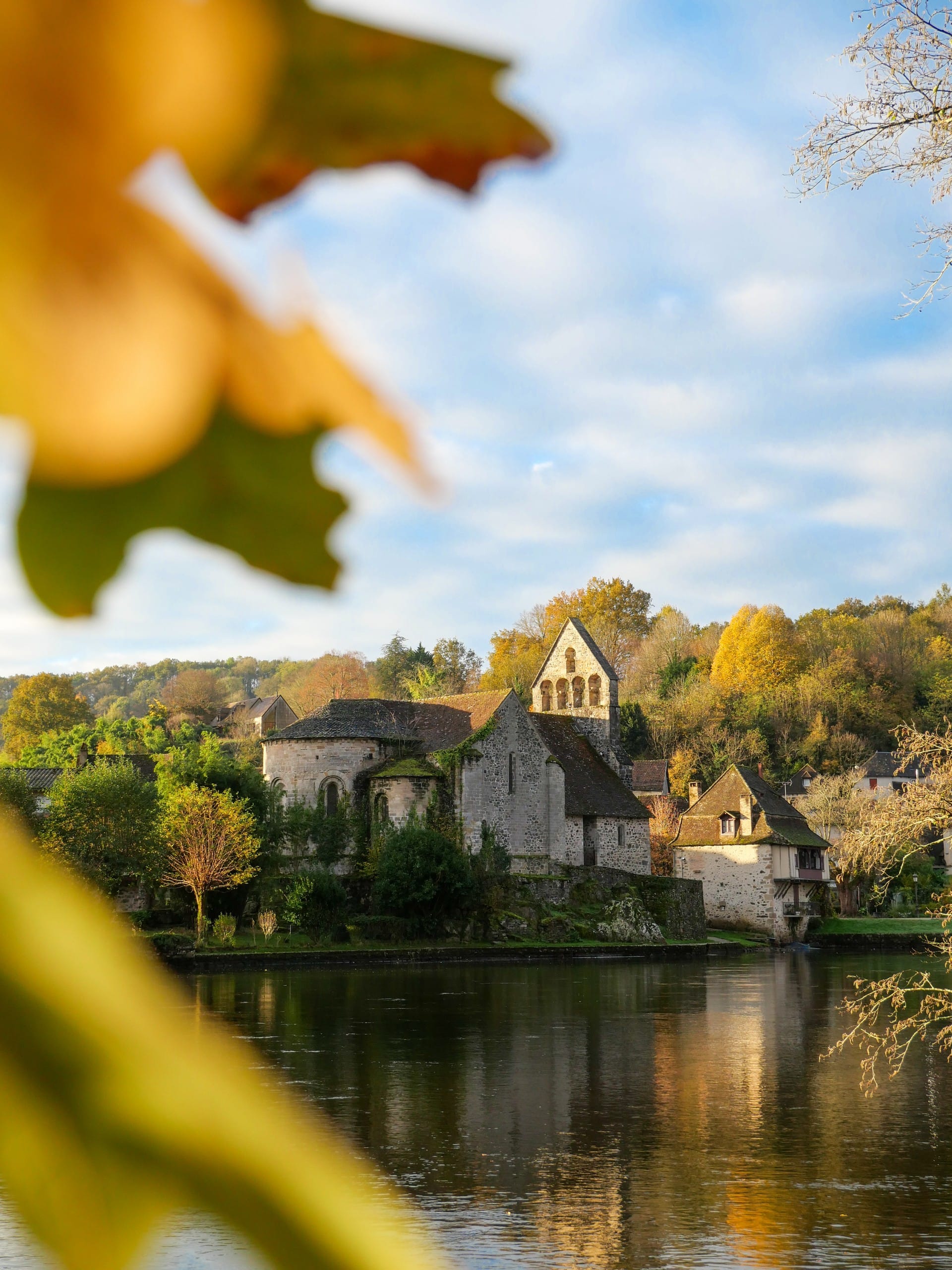 Paysage d'automne avec église au bord de l'eau, Hôtel de charme dans le Lot, Maison Borrèze