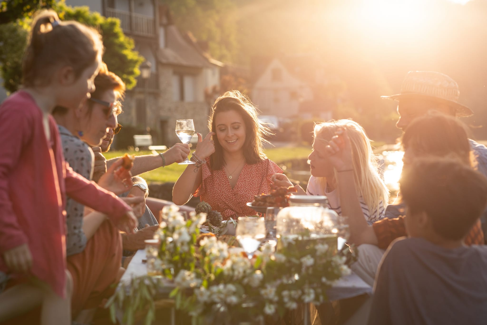 Groupe de personnes dînant en plein air au coucher du soleil, Hôtel de charme dans le Lot, Maison Borrèze
