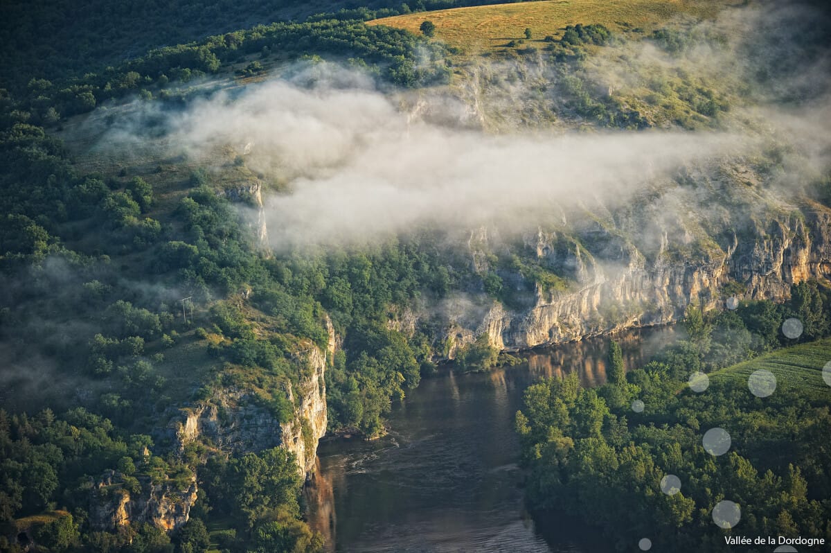 Vallée de la Dordogne avec brume et rivière, Hôtel de charme dans le Lot, Maison Borrèze