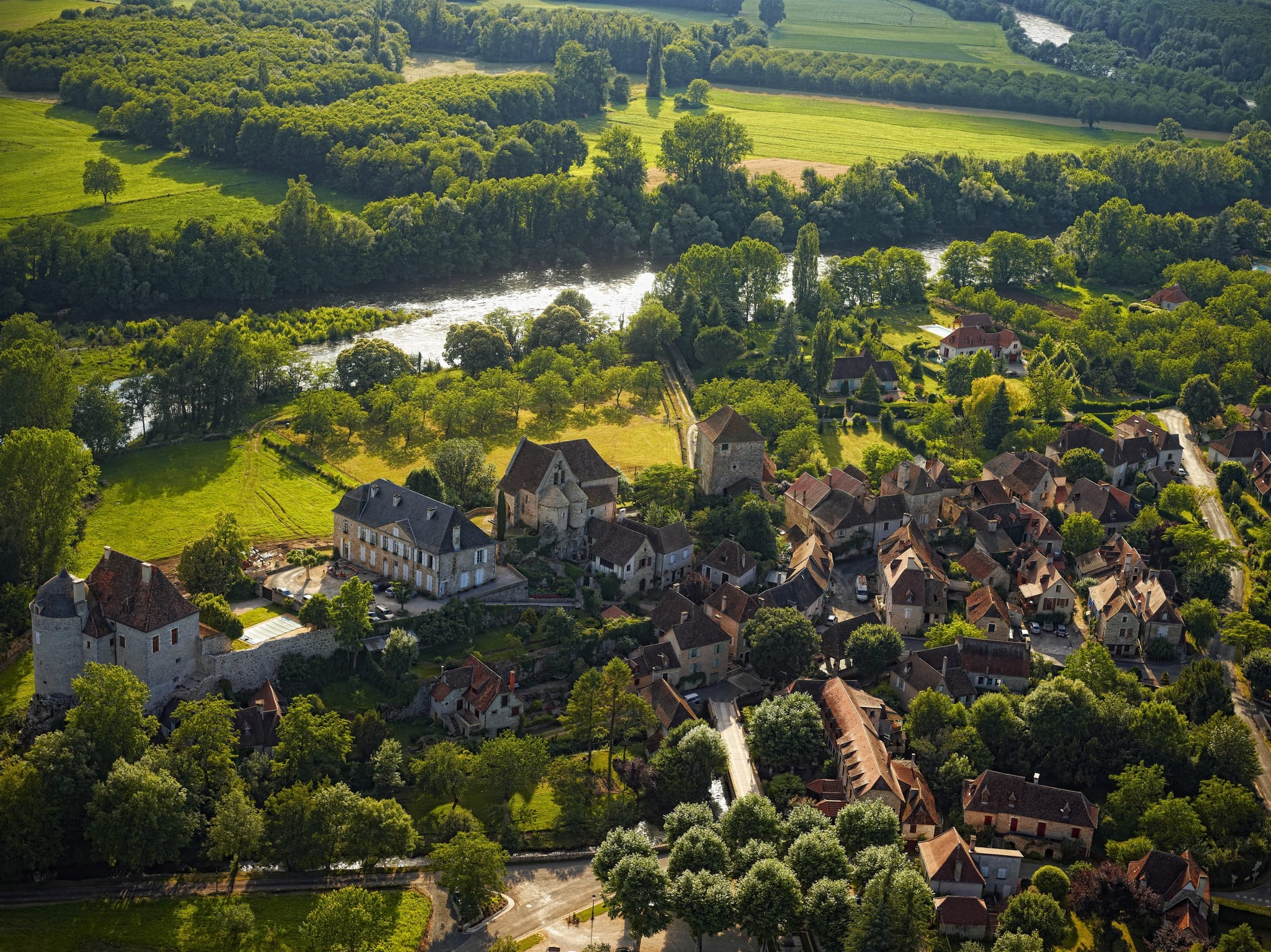 Village médiéval pittoresque dans la campagne française verdoyante, Hôtel de charme dans le Lot, Maison Borrèze
