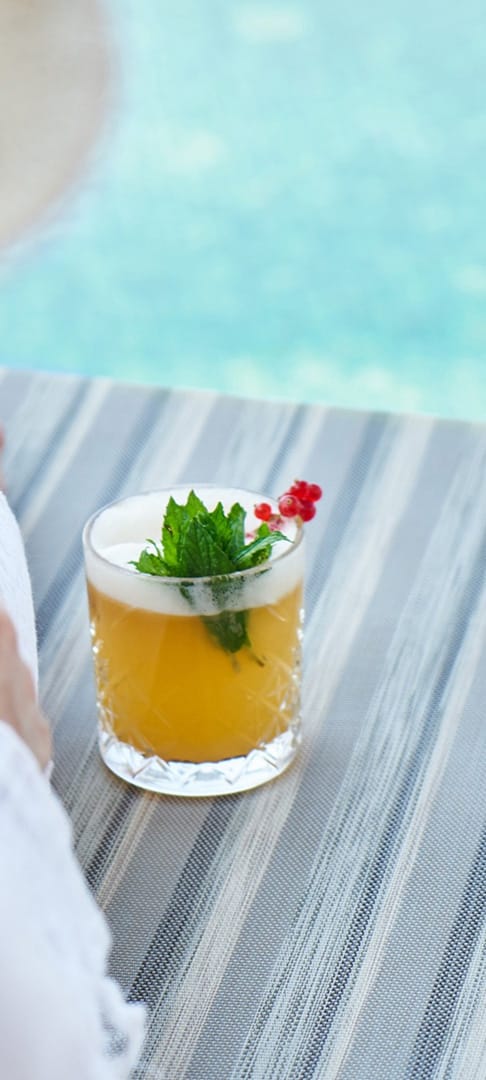 Cocktail tropical au bord de la piscine, Hôtel près de Sarlat avec Piscine, Maison Borrèze.