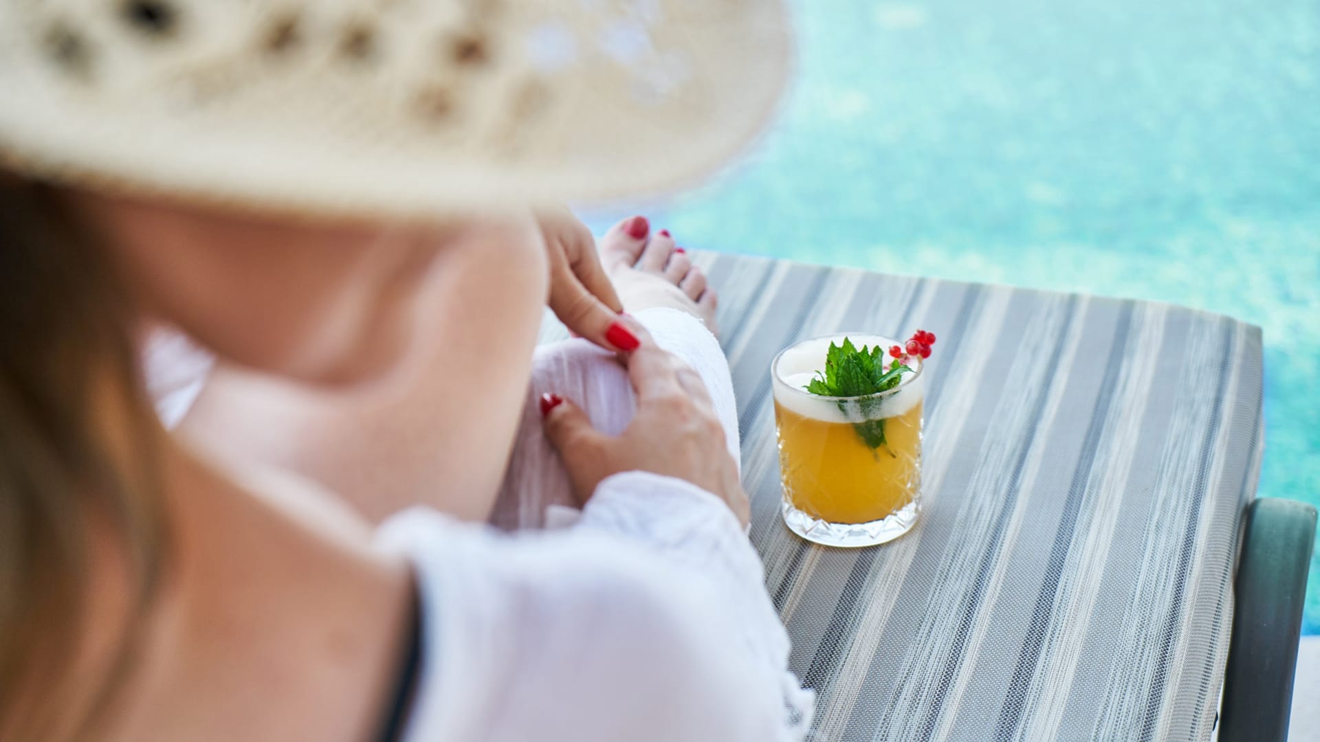 Femme relaxant près d'une piscine avec cocktail, Hôtel près de Sarlat avec Piscine, Maison Borrèze.