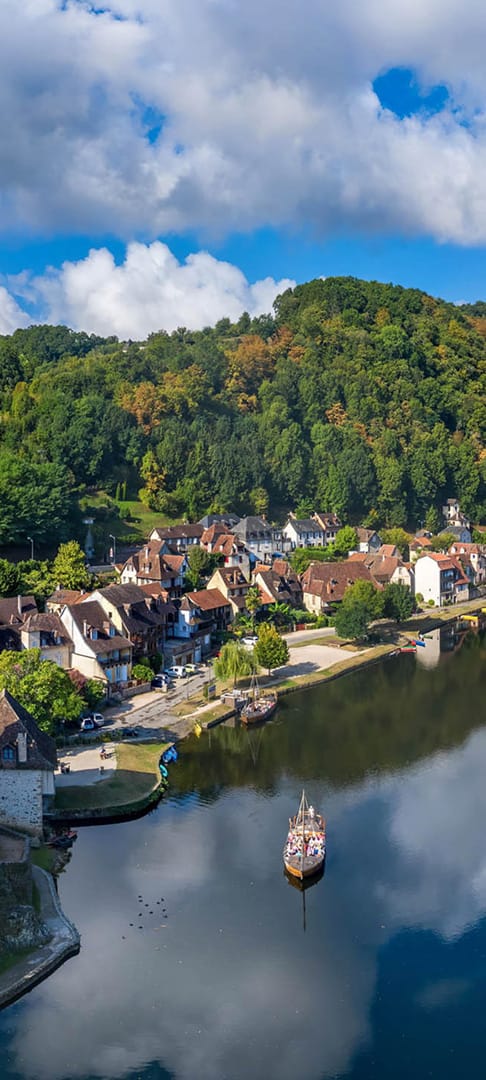 Village pittoresque en bord de rivière avec colline verdoyante, Hôtel près de Sarlat avec Piscine, Maison Borrèze.