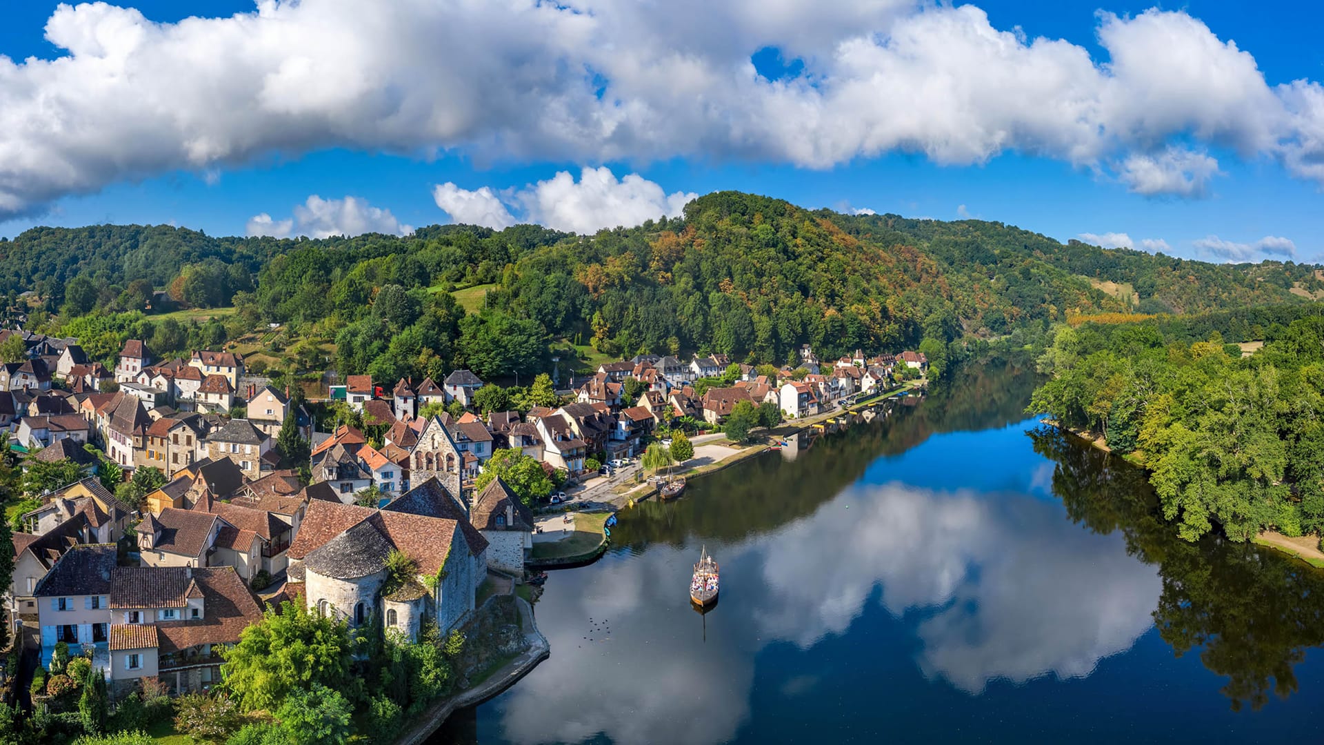 Village au bord de la rivière, paysage vallonné vert, Hôtel près de Sarlat avec Piscine, Maison Borrèze.