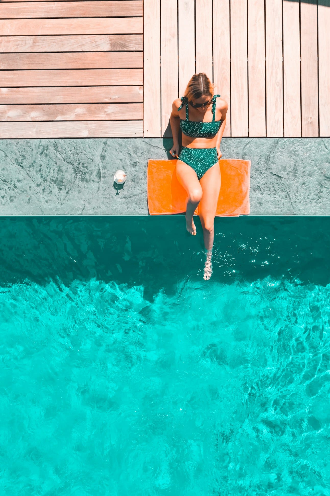 Personne en maillot à côté de la piscine turquoise, Hôtel près de Sarlat avec Piscine, Maison Borrèze.