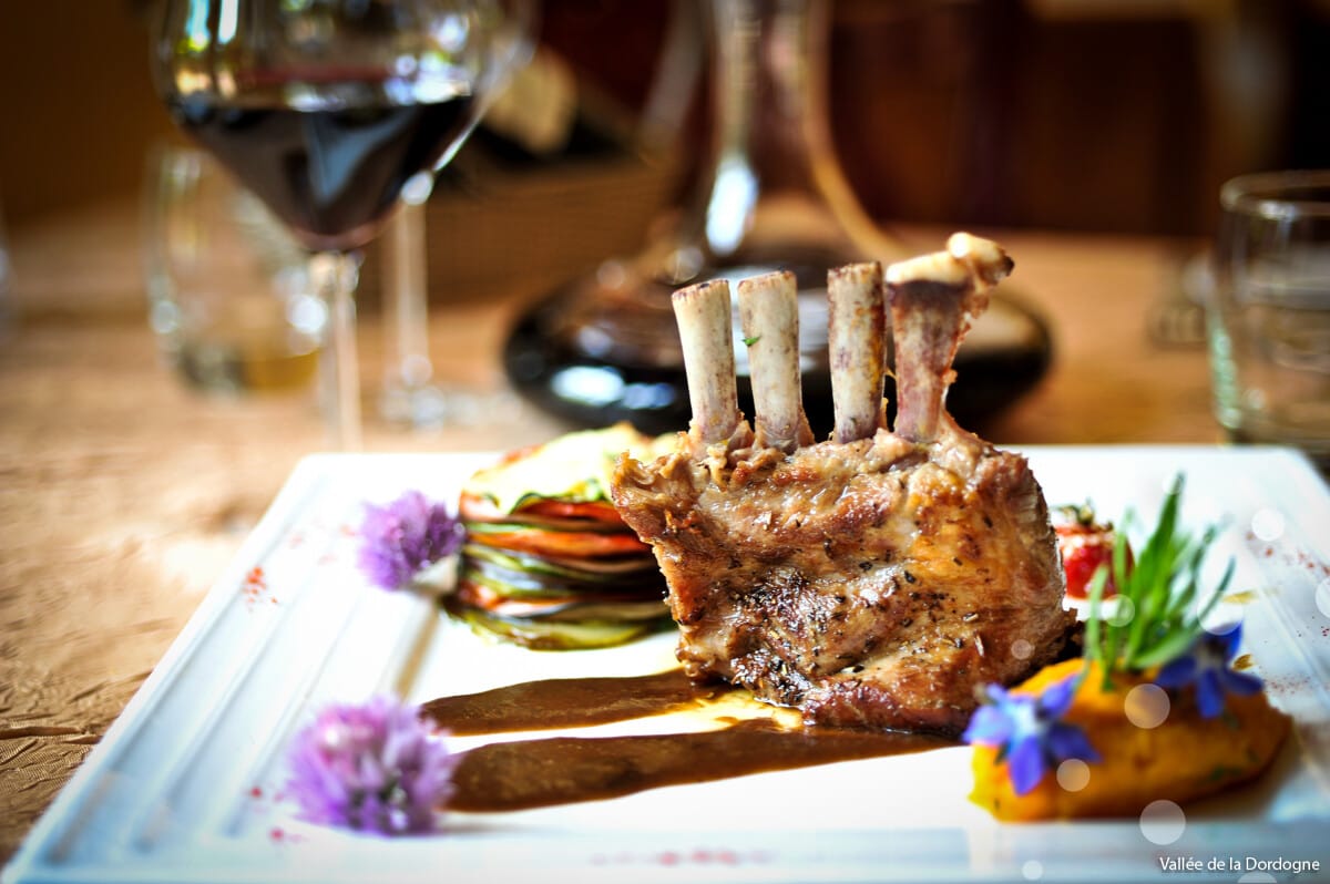 Carré d'agneau avec sauce et légumes, verre de vin, Hôtel de charme dans le Lot, Maison Borrèze