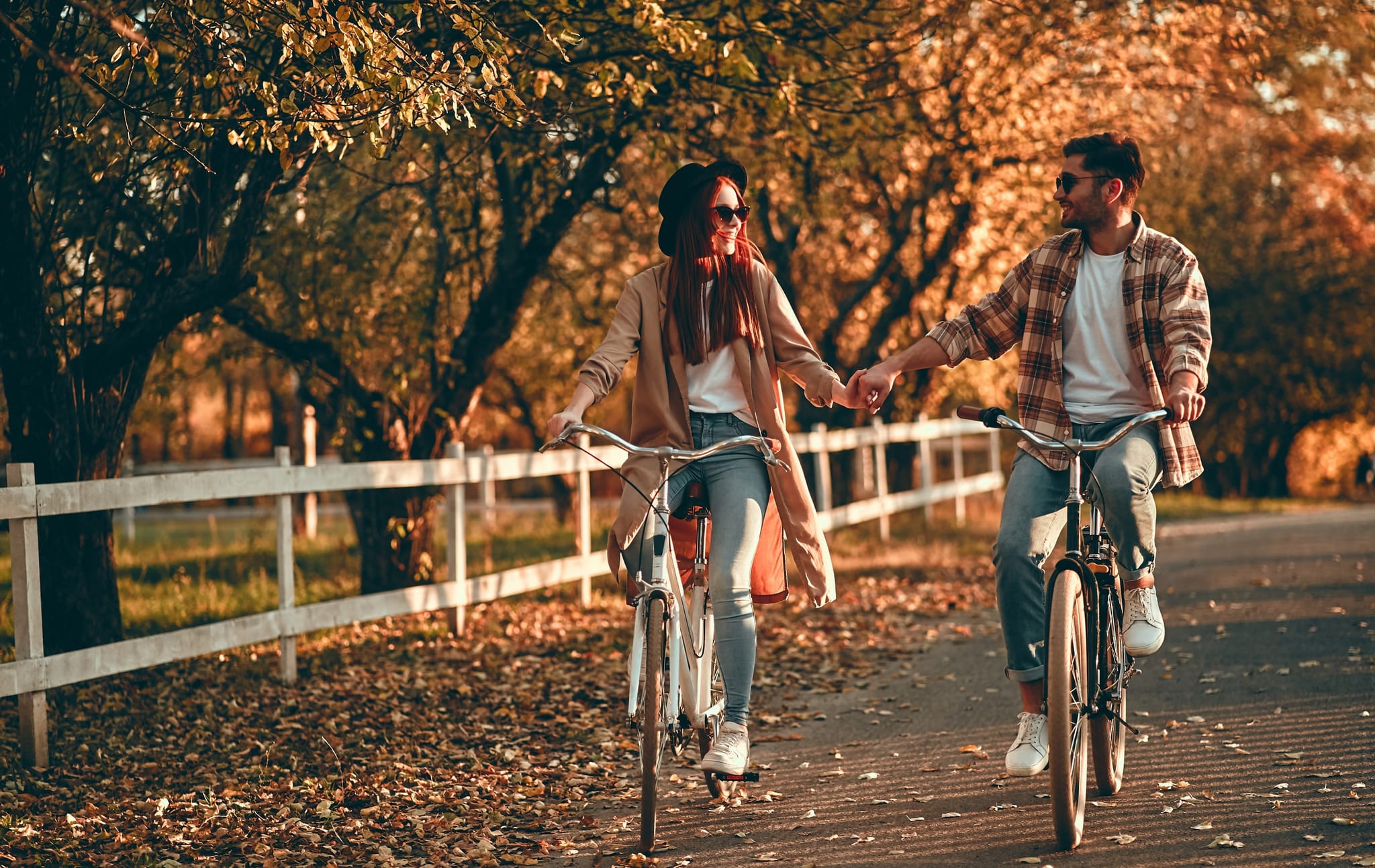 Couple faisant du vélo dans un parc automnal, Hôtel à Souillac, Maison Borrèze.