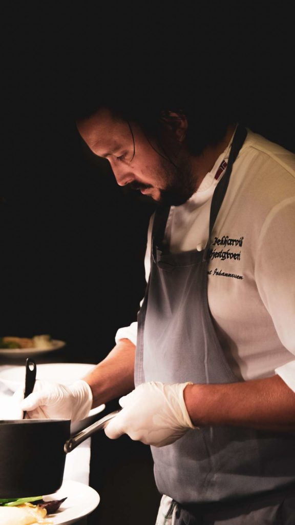 Chef cuisinier en action fond noir - Maison de caractère en Dordogne - Maison Borreze